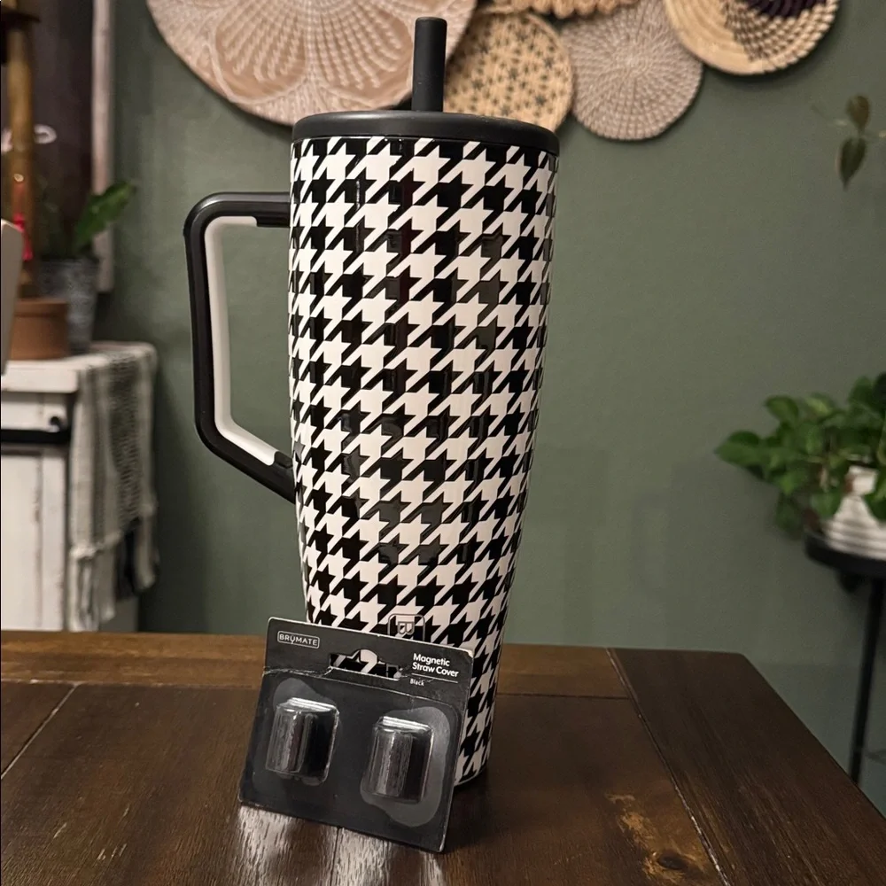 BruMate Era 40oz in Houndstooth with straw covers! New! Limited Edition!!
